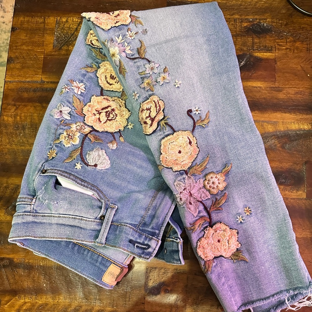 Driftwood Jackie Jeans with embroidered flowers Size 29